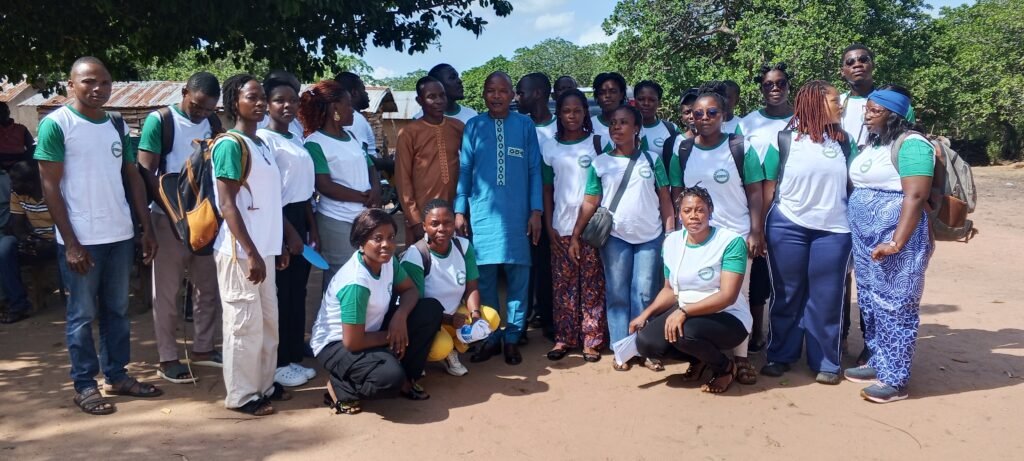 Le-DE-CERID-ONG-entoure-de-son-staff-1024x461 Tokounkoun sacré Village totalement assaini avec Zéro enfant malnutri: Cerid-Ong imprime un modèle de solidarité et de leadership féminin