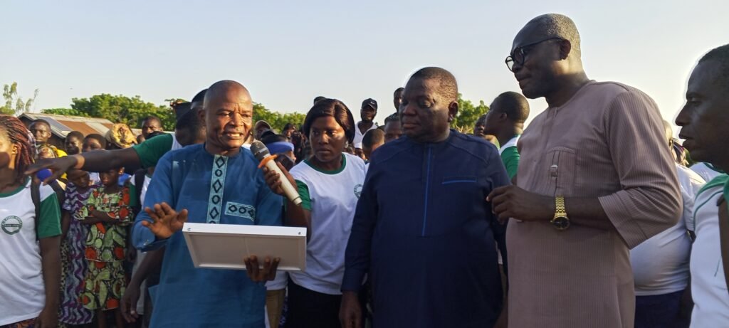 Le-Directeur-Executif-de-Cerid-Ong-presentant-le-certificat-de-merite-du-Chef-du-village-a-ses-hotes-1024x461 Tokounkoun sacré Village totalement assaini avec Zéro enfant malnutri: Cerid-Ong imprime un modèle de solidarité et de leadership féminin