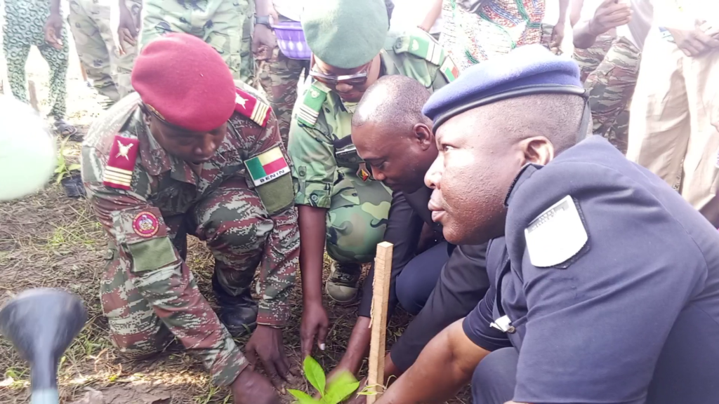 Les-forces-de-defense-et-de-securite-autour-du-prefet-pour-celebrer-la-journee-mondiale-de-lutte-contre-la-desertification-1024x576 Journée mondiale de lutte contre la désertification: Le Zou s’unit contre l’avancée du désert