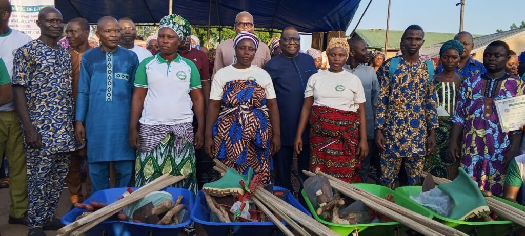 Les-officiels-posant-avec-les-laureats-de-la-2eme-edition-de-Vita-Zem-1024x461 Tokounkoun sacré Village totalement assaini avec Zéro enfant malnutri: Cerid-Ong imprime un modèle de solidarité et de leadership féminin